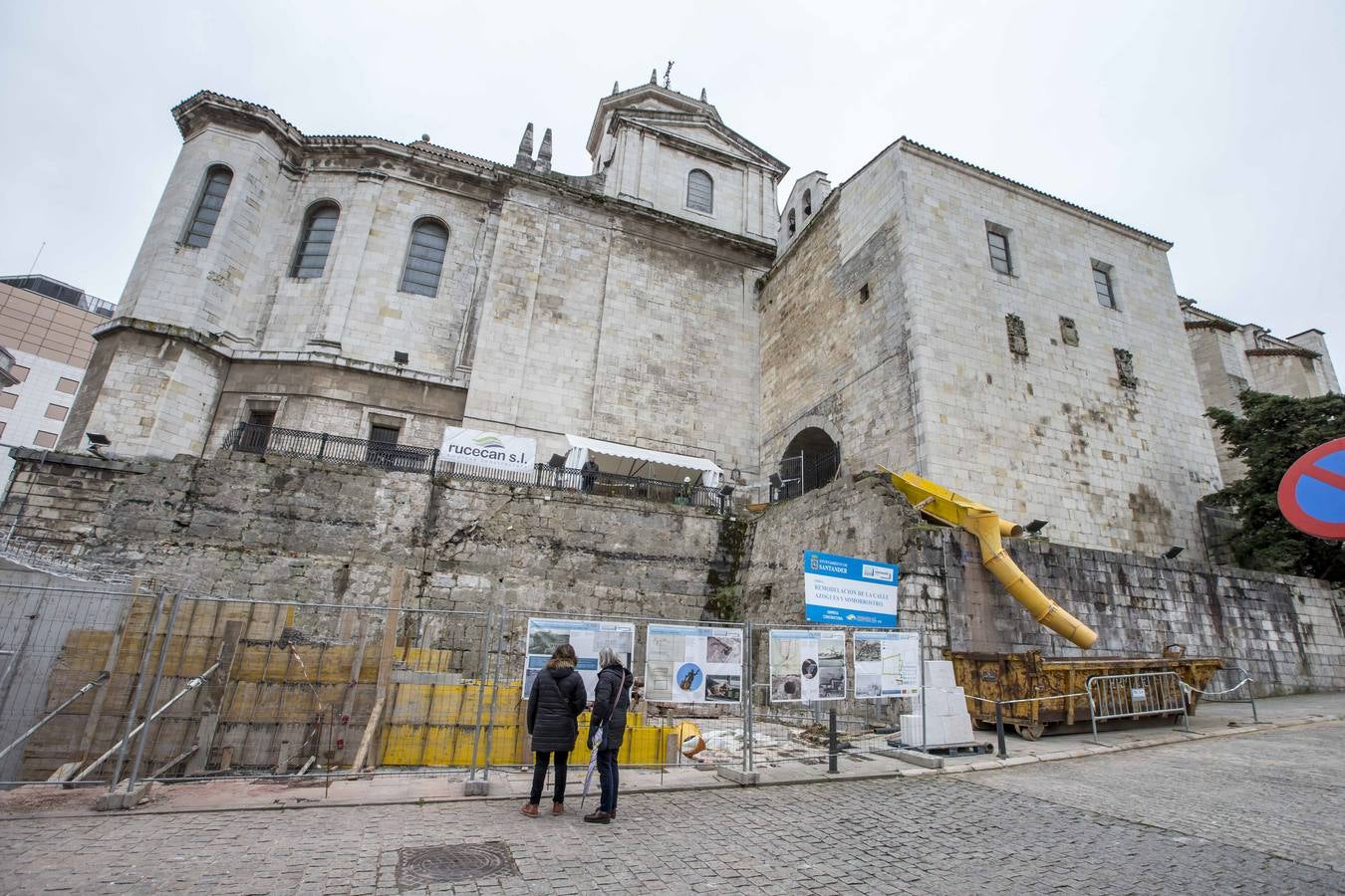 En estas obras de remodelación de las calles junto a la Catedral se están buscando los restos de un cementerio medieval. 