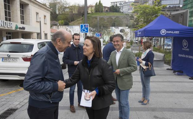 Ana Madrazo saluda a José María Mazón, en una imagen reciente frente a las estaciones de Renfe y Feve en Santander.