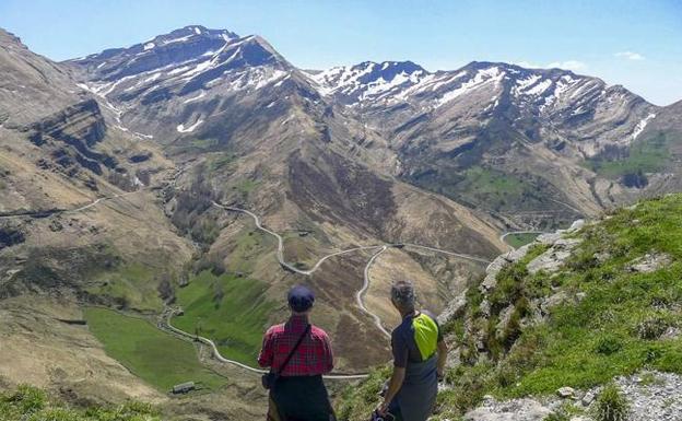 Una vista del alto Miera y de la subida a Lunada durante un alto en el camino de la ruta a Pizarras 