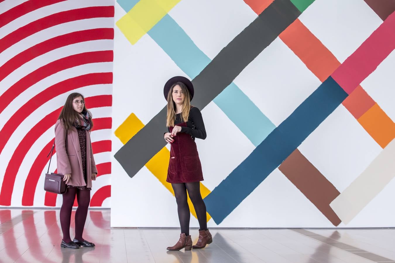 Las pinturas murales de gran formato contrastan con la desnudez del resto del espacio.