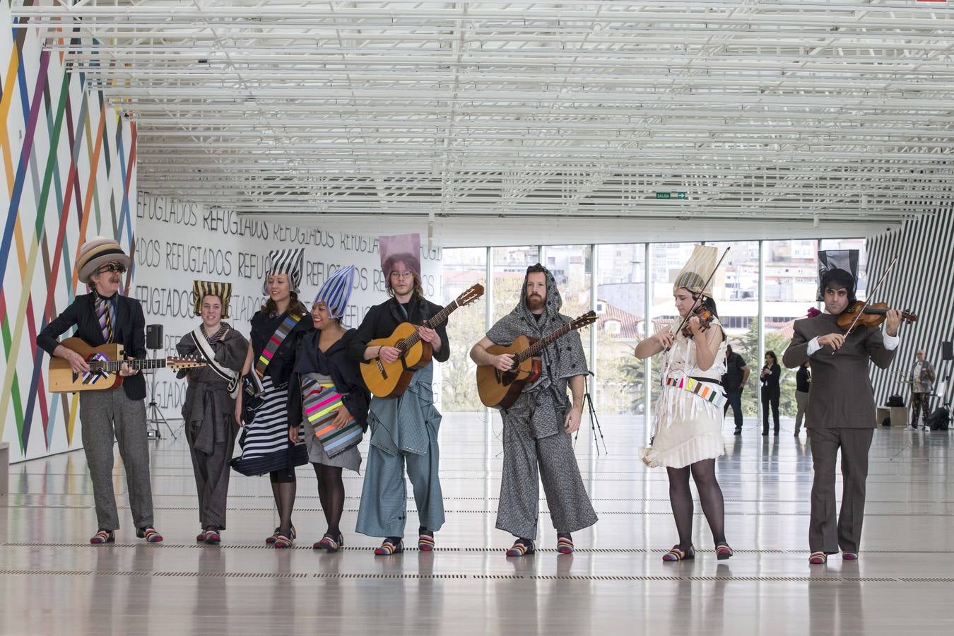 La exposición está formada por más de una docena de pinturas murales de gran formato que contrastan con la desnudez del resto del espacio, amenizadas por música en vivo coreografiada, sonido grabado, iluminación en el exterior y trajes diseñados por el propio artista.