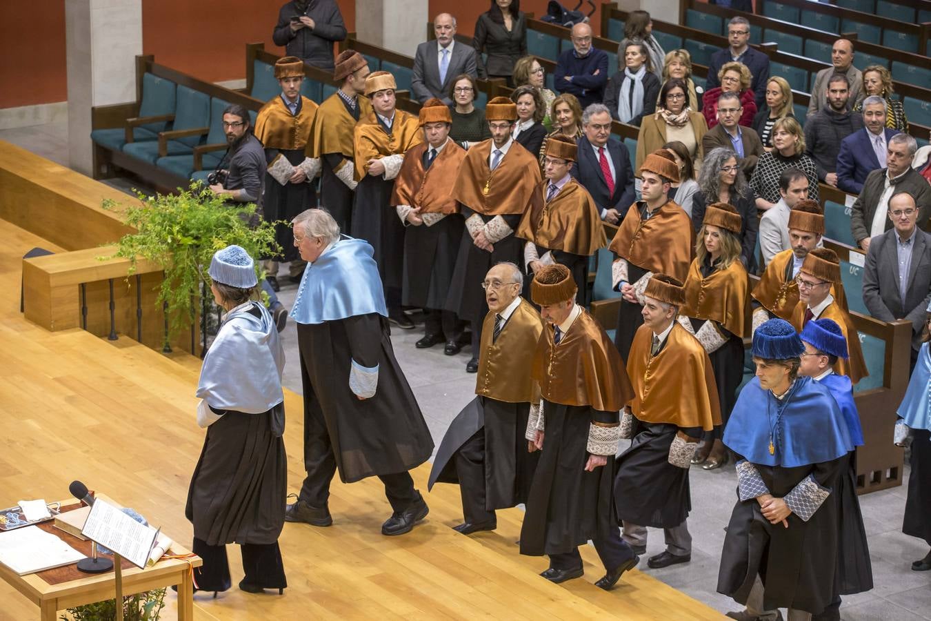 La Universidad de Cantabria ha investido este viernes doctor 'honoris causa' al hispanista británico Paul Preston 