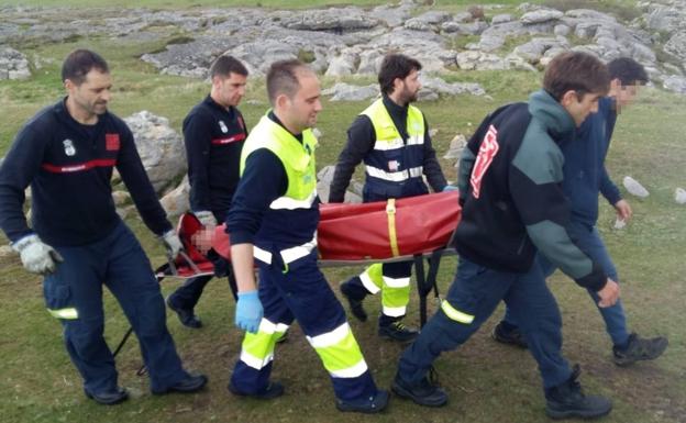 Evacuado un pescador de los acantilados de Ajo