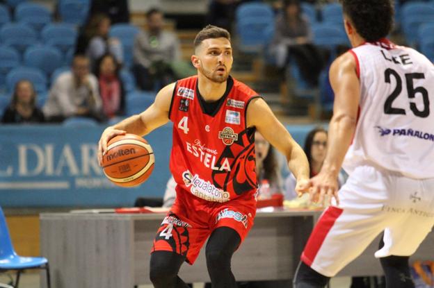 Oliver, del Igualatorio, lleva el balón ante Lee, del Villarrobledo. 