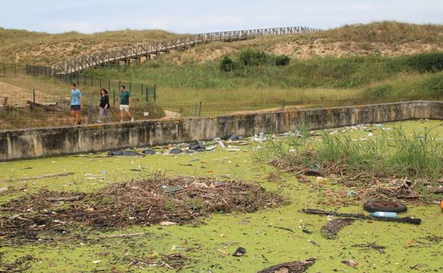 n la depuradora de Loredo actualmente se depositan los materiales de cribado de las playas. 