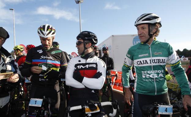 Imagen principal - Más de medio millar de ciclistas participan en el &#039;Desafío Óscar Freire&#039;