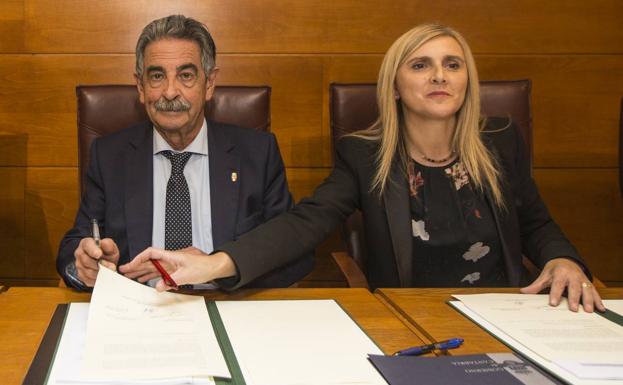 El presidente de Cantabria, Miguel Ángel Revilla, y la secretaria de Organización del PSOE, Noelia Cobo, en la firma del Presupuesto. 