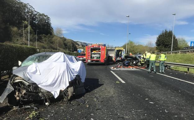 El hombre herido grave por el coche que iba en sentido opuesto por la A-8 evoluciona bien