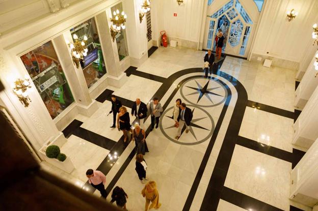 Hall del Gran Casino de El Sardinero, con la llegada de invitados en la celebración previa al enlace de Elena y Alón.