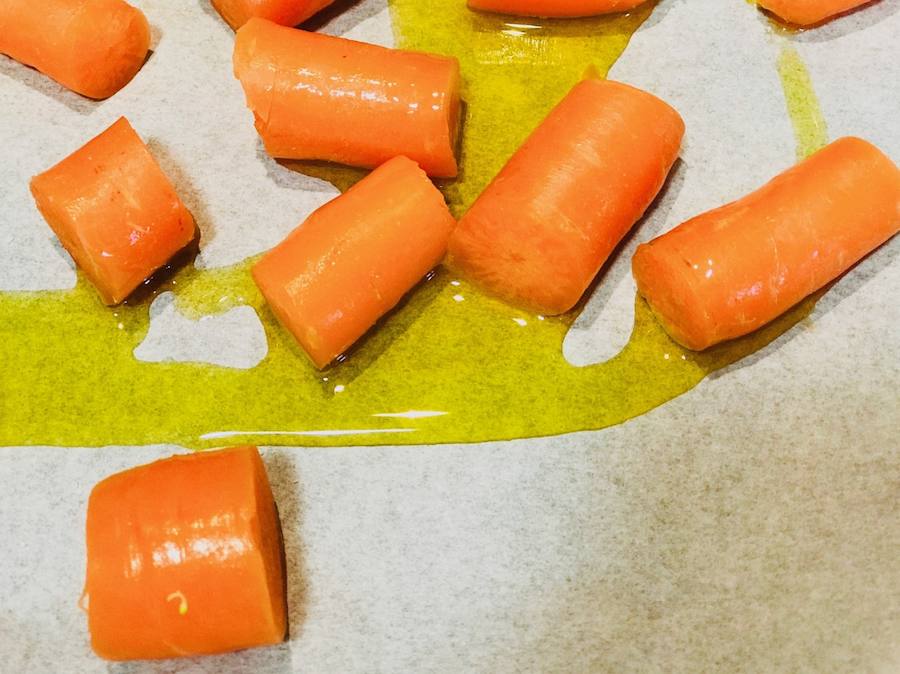 HUMMUS CON QUINOA Y VERDURAS. 2-Trocear el brócoli y las zanahorias. En una bandeja de horno Ponemos papel de horno o una silicona. Colocar el brócoli y las zanahorias en la bandeja de horno, añadir aceite de oliva virgen y sal. Hornear 180 grados durante 15 minutos (según horno).