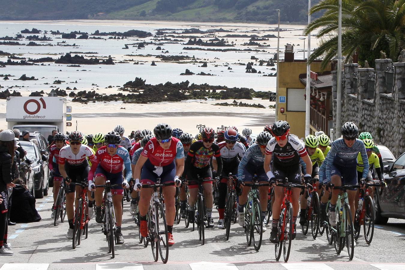 Las corredoras pedalean por Noja, con las playas al fondo.