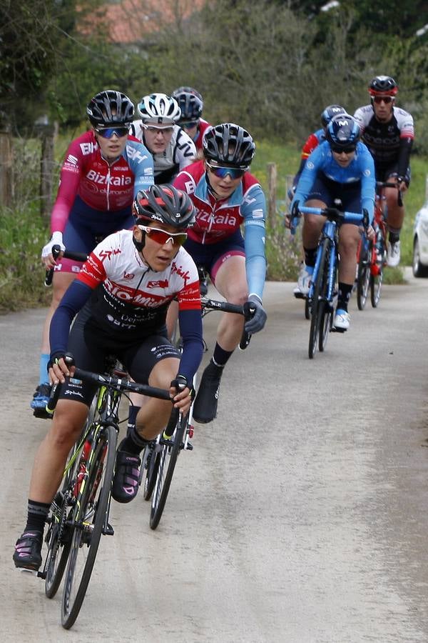 Las ciclistas del Río Miera se dejaron ver en su prueba.