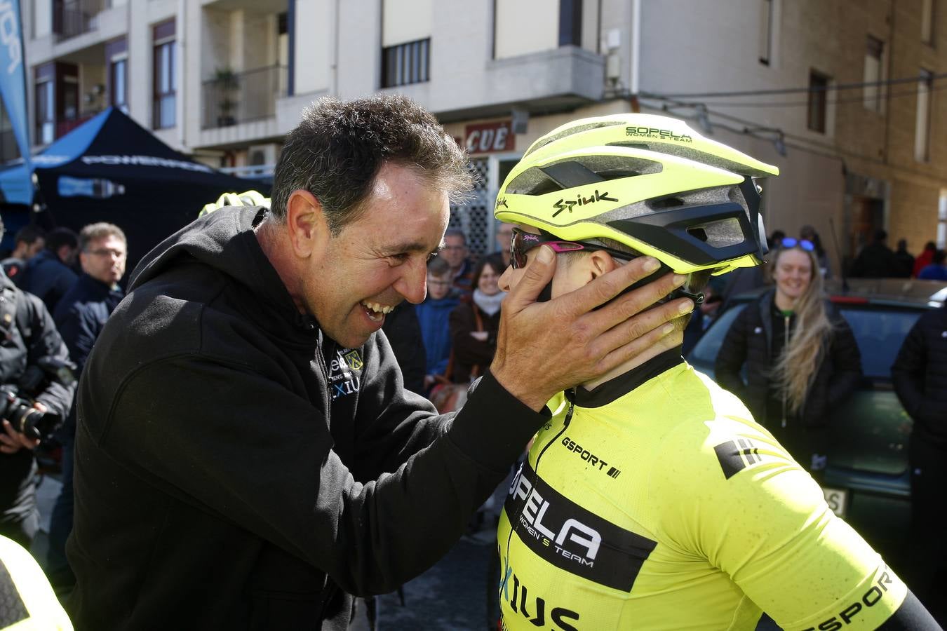 Martins recibe la felicitación de su director de equipo.