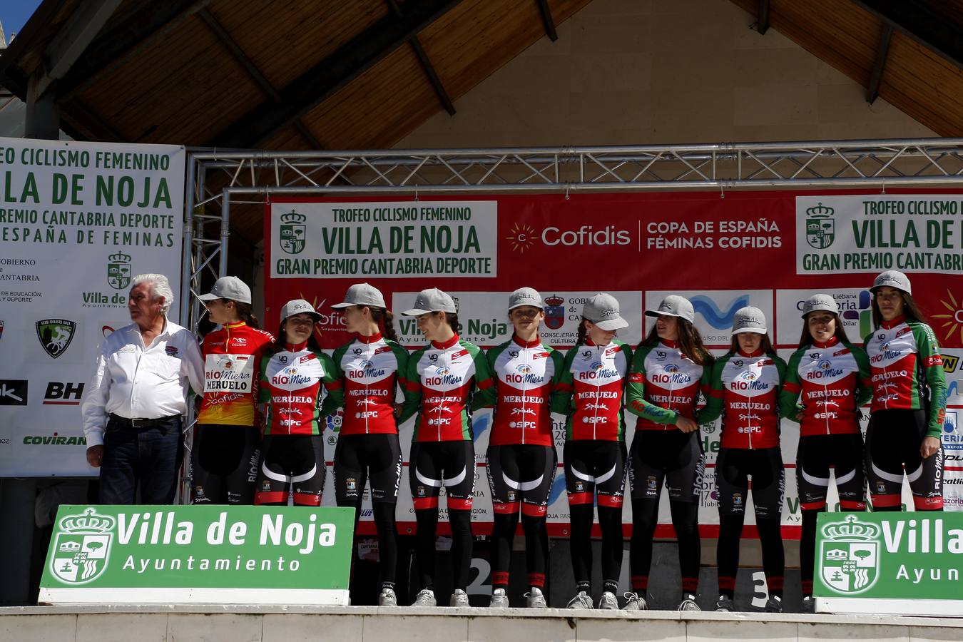 Las ciclñistas del Río Miera, en el podio final.