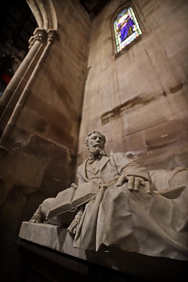 Escultura del hijo mayor del marqués en la Capilla. 