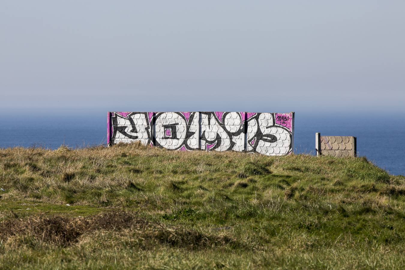 Grafiti de 'Yomis', en el antiguo campo de tiro de Cueto.