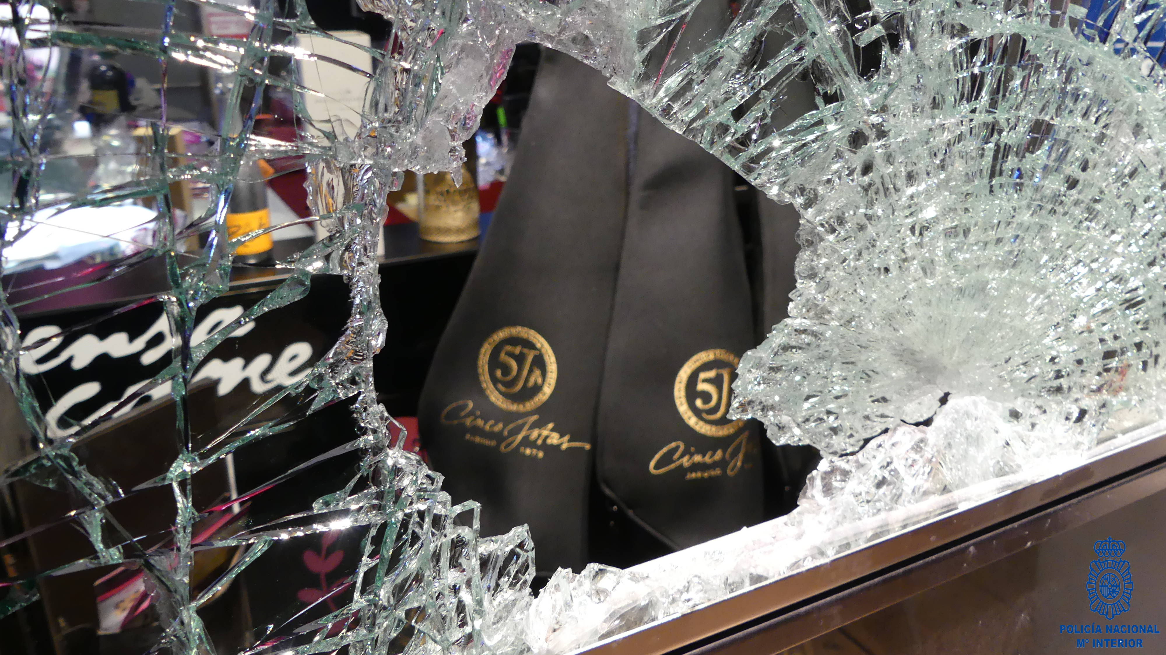 Así quedó el escaparate de donde el ladrón se llevó los jamones.