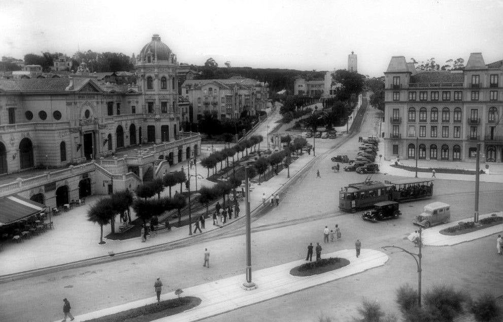 Un tranvía circula por la plaza de Italia en 1950.