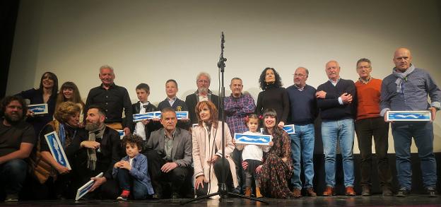 Los responsables y creadores de 'La memoria blanca', junto a los participantes en el acto, en el Teatro Principal. 