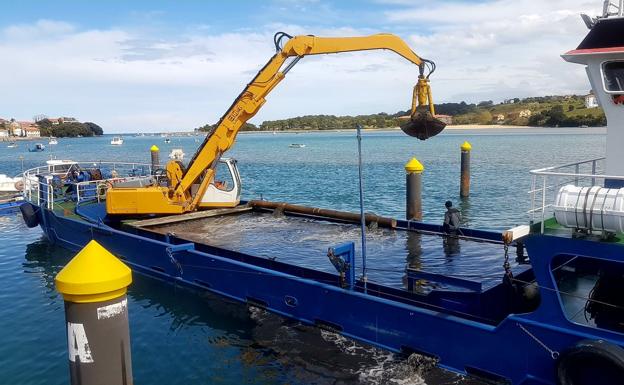 Los trabajos en estos últimos días se han centrado en la retirada de arena del puerto deportivo 