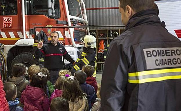 La visita de unos escolares a las dependencias de los bomberos en Camargo. 