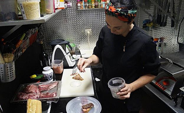 En La Bodeguita, Laura García elabora su pincho 'Pluma Roja'. 