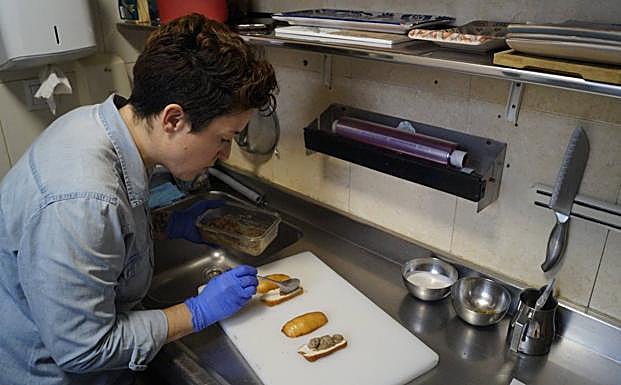 Nerea San Miguel, de la cafetería Paréntesis, trabaja en su pincho 'MancocomaN'. 