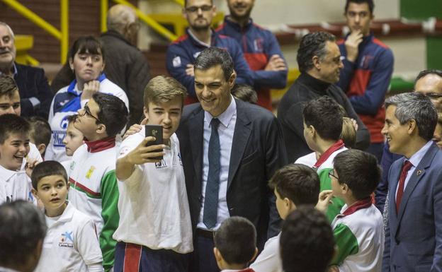 Pedro Sánchez en su visita a Torrelavega 