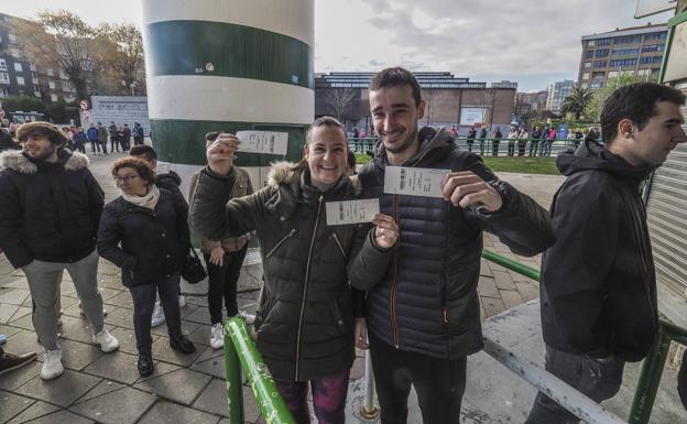 Dos afortunados que han comprado esta mañana una de las 225 entradas a la venta.