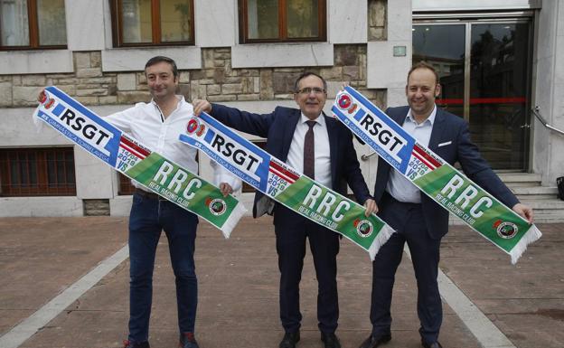 Los presidentes de ambos clubes posan con el alcalde de Torrelavega, Cruz Viadero.