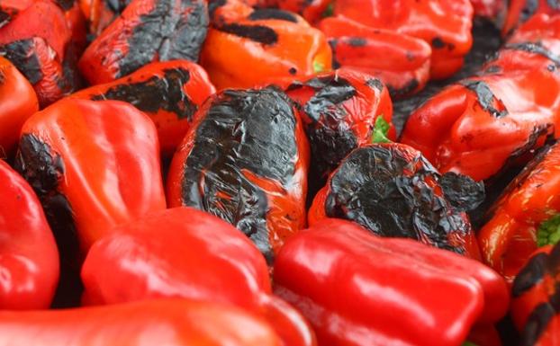 Recorremos León para descubrir qué esconden sus productos avalados con sellos de calidad. En la primera parada conocemos la manzana reineta, la pera conferencia, la castaña, la cereza, el pimiento asado y, como no, el emblema culinario de la comarca berciana