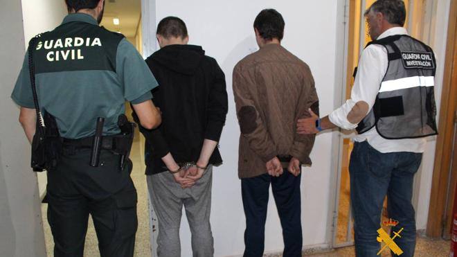 F.M.A.C. es el joven de la derecha. En esta imagen, de junio de 2017, fue detenido por un robo en Camargo junto a L.E.G.L., otro torrelaveguense de 25 años con largo historial delictivo.