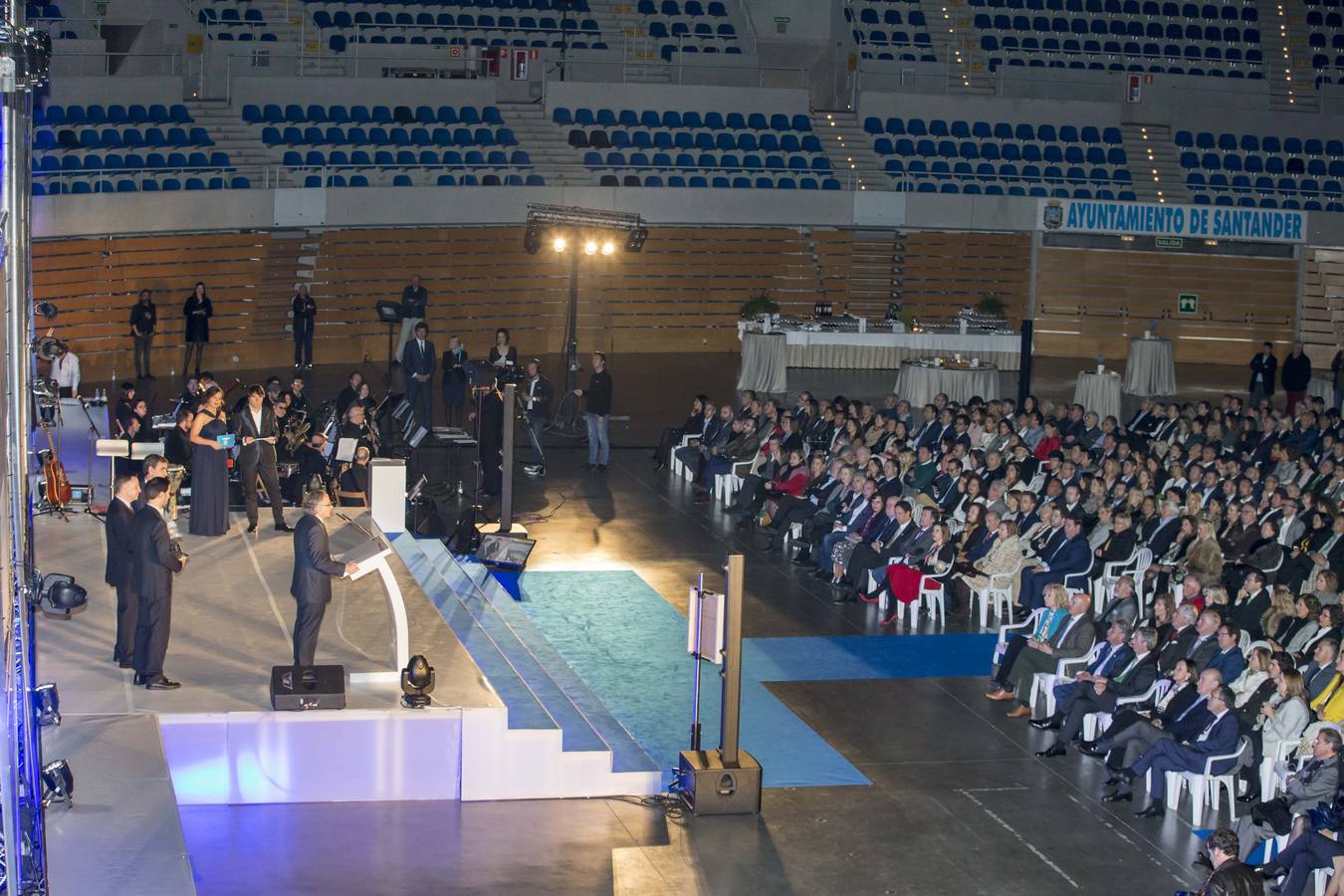 Íñigo Losada, en el estrado, da las gracias por el premio Cantabros del Año ante todos los asistentes.