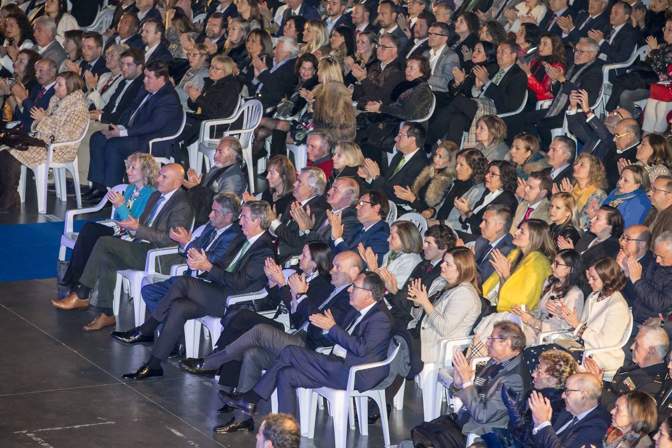 la primera fila del aforo fue ocupada pos los representantes institucionales de Cantabria y los anfitriones del evento.