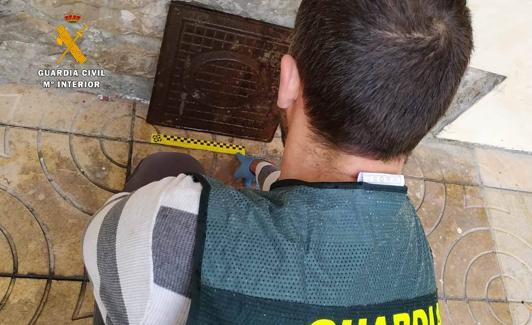 Una de las tapas de alcantarilla usadas por F.M.A.C. para reventar los bares.