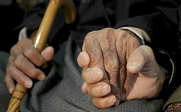 Denunciados tres empleados de una residencia por maltratar a dos ancianas