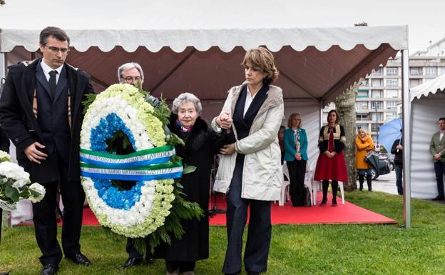 Imagen principal - Un momento del homenaje junto al monumento erigido en 2010 en homenaje a los once laredanos en campos nazis