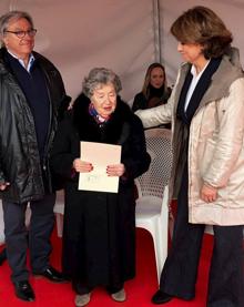 Imagen secundaria 2 - Un momento del homenaje junto al monumento erigido en 2010 en homenaje a los once laredanos en campos nazis