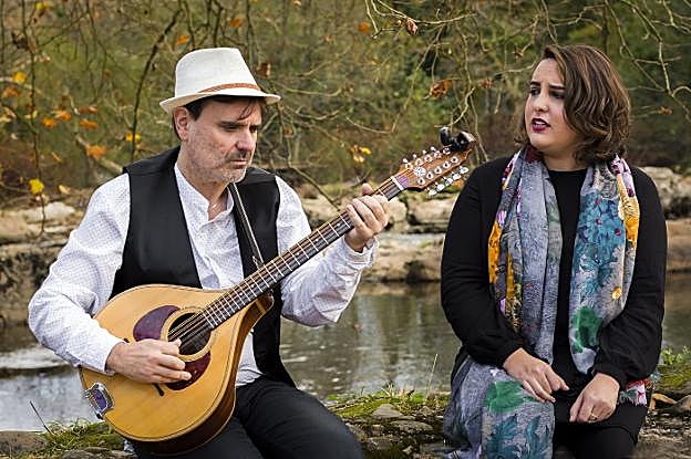 Marcos Bárcena y Alba Gutiérrez rinden un homenaje a la canción popular. 