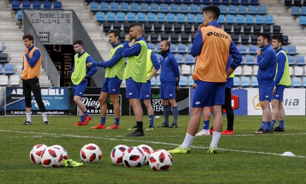 Los jugadores de la Gimnástica preparan el derbi ante el Racing en El Malecón.