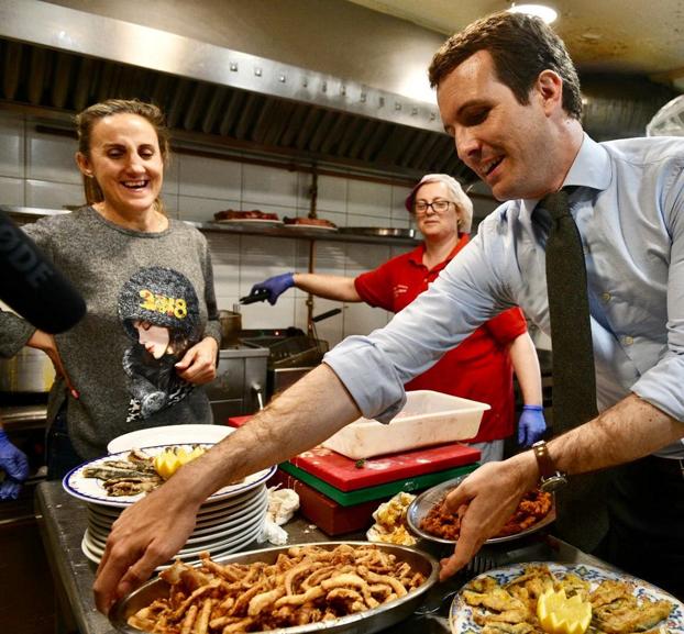 Casado cocinó en un restaurante de Sarón.