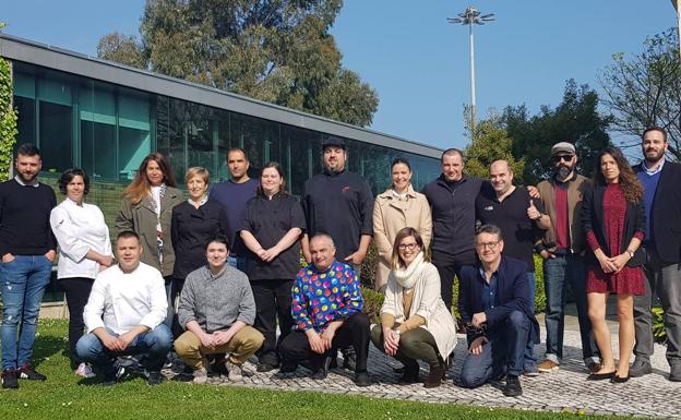 Algunos de los finalistas y los organizadores del concurso.