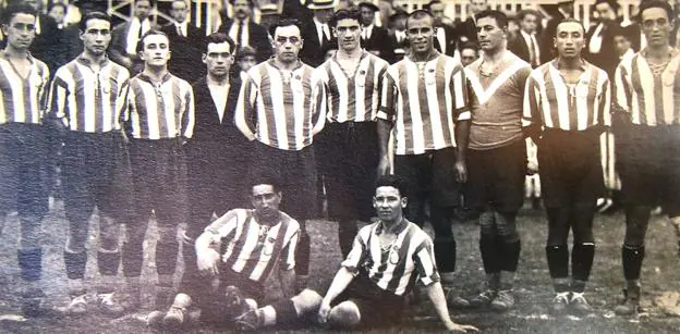 Equipo con el que una Gimnástica con algunos refurzos jugó contra el Athletic en agosto de 1923. De izquierda a derecha, Campo, Mendaro, Lecube, el portero suplente, Paquiro Pagaza, Trucha, Samitier, Óscar, Emiliano Pagaza y Peña. Sentados están Campuzano y Barril. 