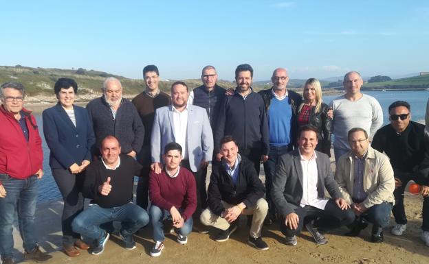 Rubén Gómez posa junto a los integrantes de la agrupación de Cs Suances.