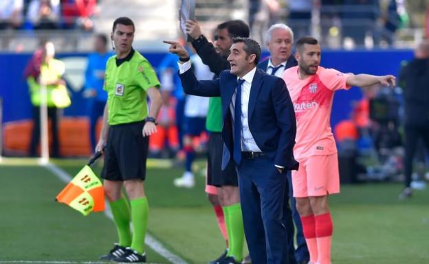 Ernesto Valverde, durante una acción en el encuentro ante el Huesca.