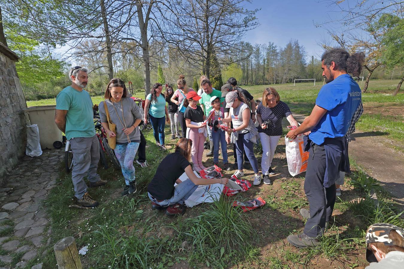 Fotos: Los voluntarios limpian los restos que dejaron las ríadas en Cabezón