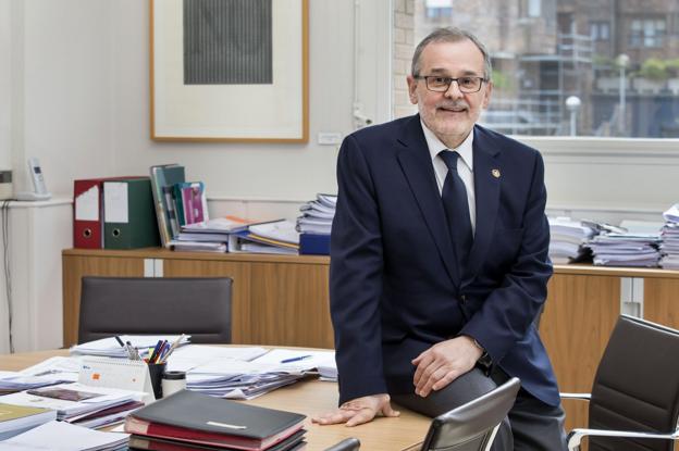 Ángel Pazos, en su despacho en el Rectorado de la Universidad de Cantabria. 