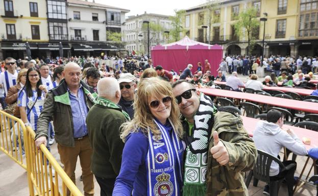 Los aficionados de ambos equipos disfrutaron de una paellada en la Plaza Roja de Torrelavega