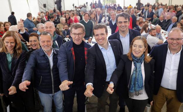 Casado y Feijóo participan en acto del Partido Popular en Santiago.