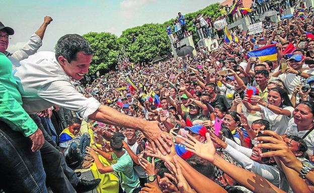 El 'presidente encargado' de Venezuela, Juan Guaidó, saluda a sus seguidores en un acto en el Estado de Zulia.